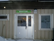 Ing&aring;ngen till butiken lyses upp av 2 stora skyltar, h&auml;r syns den ena av dom