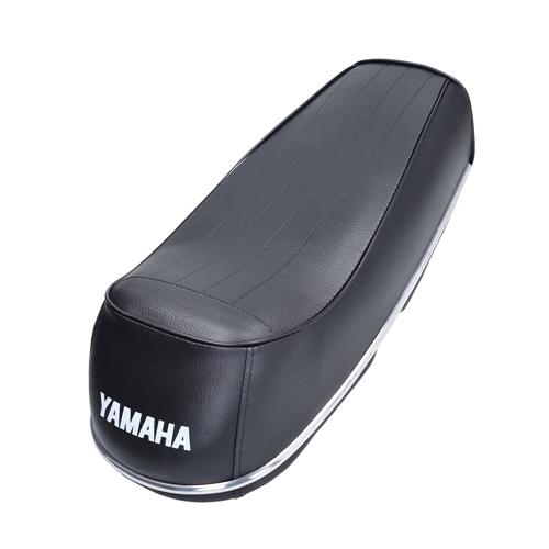Dyna (äldre) "buddyseat", svart m. vit text (Yamaha FS1)