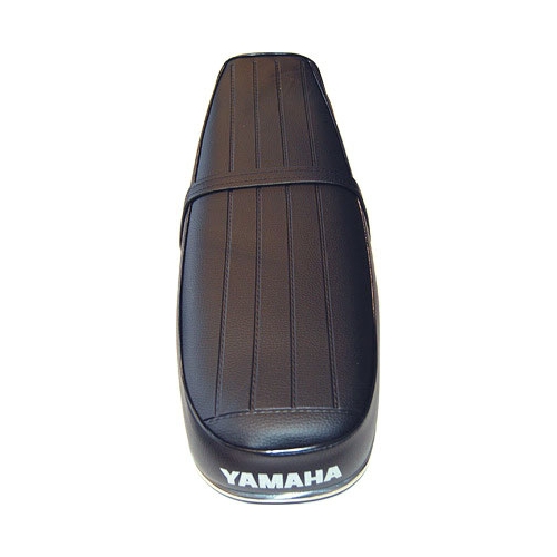 Dyna lång "buddyseat", svart m. vit text (Yamaha FS1)